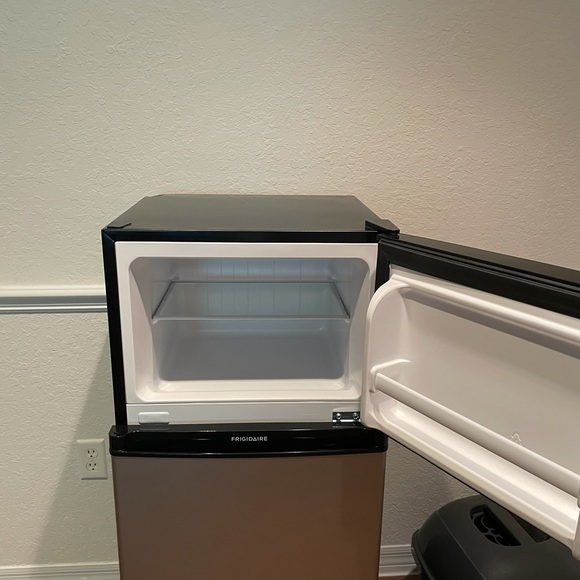 Mini Fridge - Picture 3 of 6